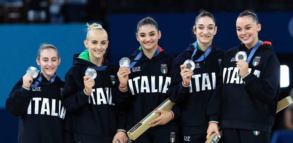 Un rugbysta dietro le ragazze d’argento